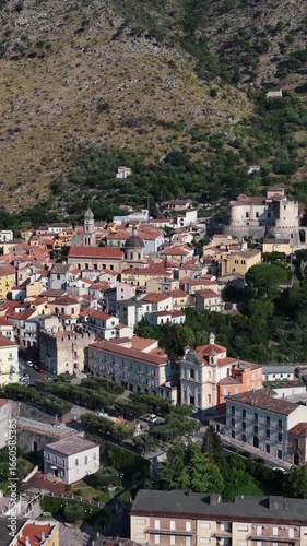 Venafro, vista aerea della cittadina del Molise in provincia di Isernia, centro Italia.
Il centro storico e il Castello di Venafro.