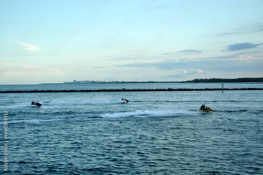 Obraz premium Jet ski - South point pier Miami 