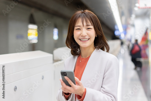 ホームでスマホを使う女性 Free Download ホームでスマホを使う女性 - GFXLoad