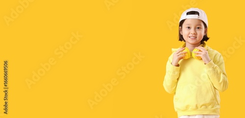 Little Asian girl with head...