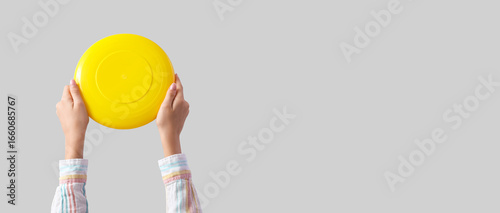 Child with frisbee on light...
