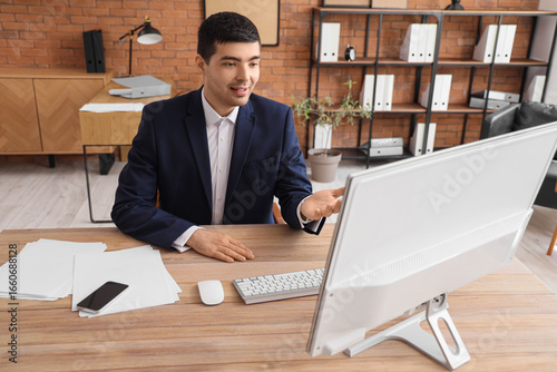 Young businessman with comp...