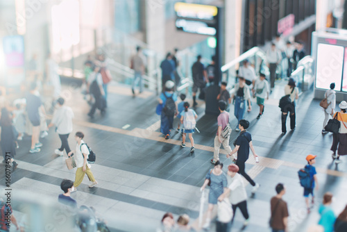 大阪駅周辺を歩く人々