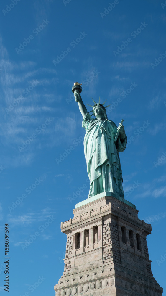 Obraz premium Labor Day Statue : Low Angle Torch and Tablet Solemn Element