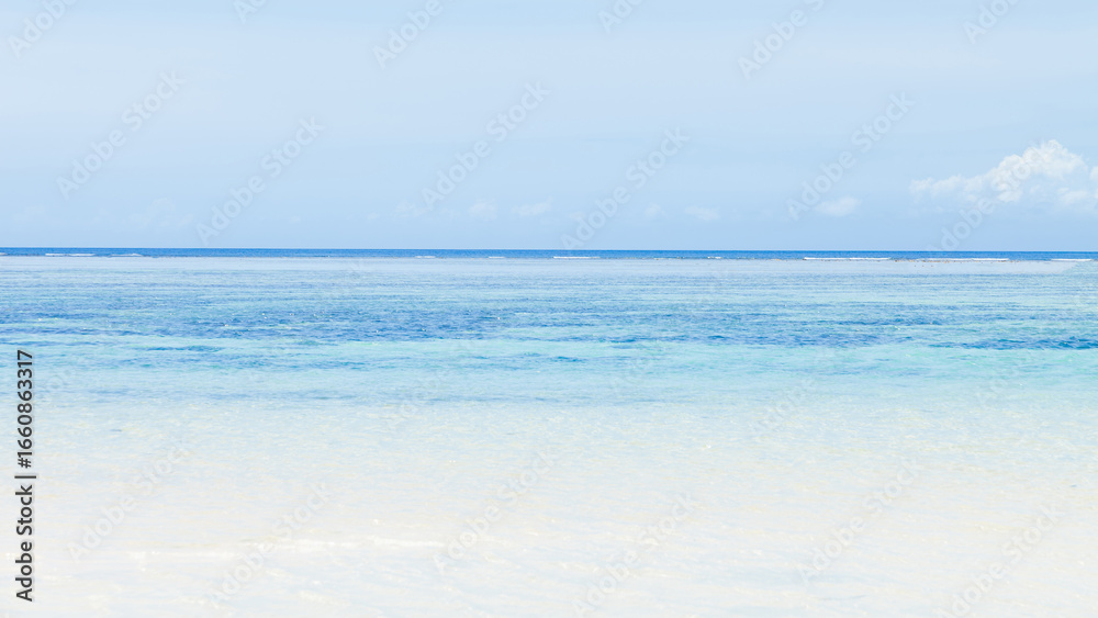 Obraz premium 南国 青空と海 海外旅行イメージ