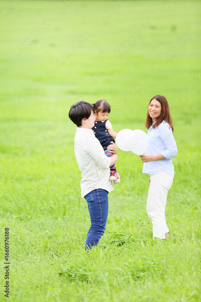 Fototapeta premium 風船で遊ぶ部家族