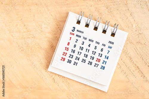 2026年3月カレンダー　日本の3月卓上カレンダー　祝日祭日休日連休　木目背景