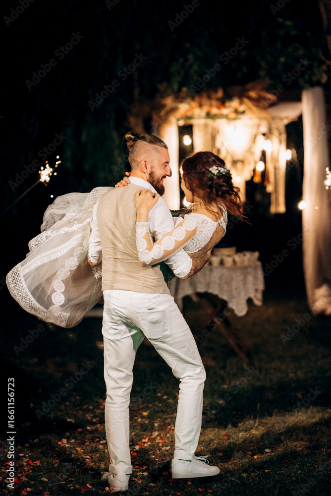 Obraz premium newlyweds at a wedding of sparklers