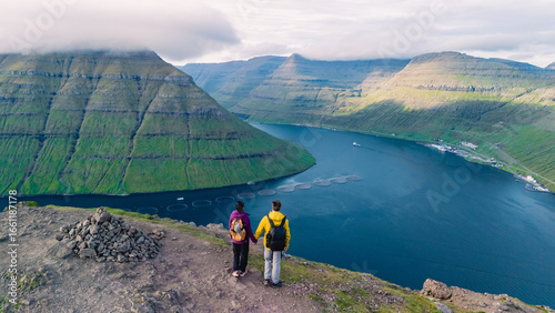 Φωτογραφία Breathtaking view of the Faroe Islands with hikers overlooking serene fjords and