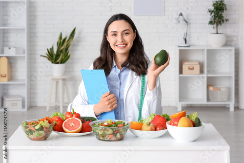 Young female nutritionist w...