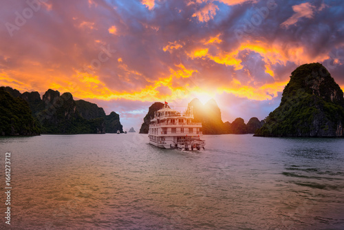 Photos Sunset In The Morning On The harbour In Ha long Bay In Vietnam