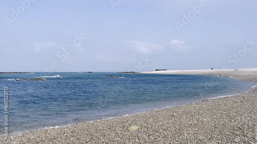 Schwenk über den Strand von Goury, Normandie, Frankreich, mit dem berühmten  Leuchtturm in der Nordsee