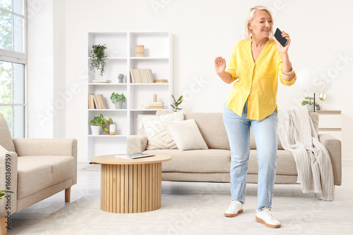 Mature woman with mobile ph...