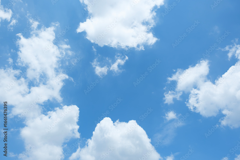 Obraz premium ふわふわした薄い雲と夏のようなさわやかな青空 風に流れる雲と美しい天気
