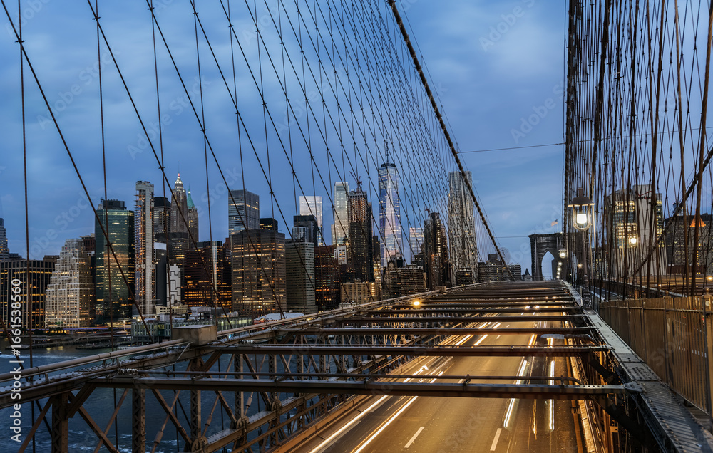 Obraz premium Brooklyn Bridge and Manhattan Skyline with Tribute in Light at Night