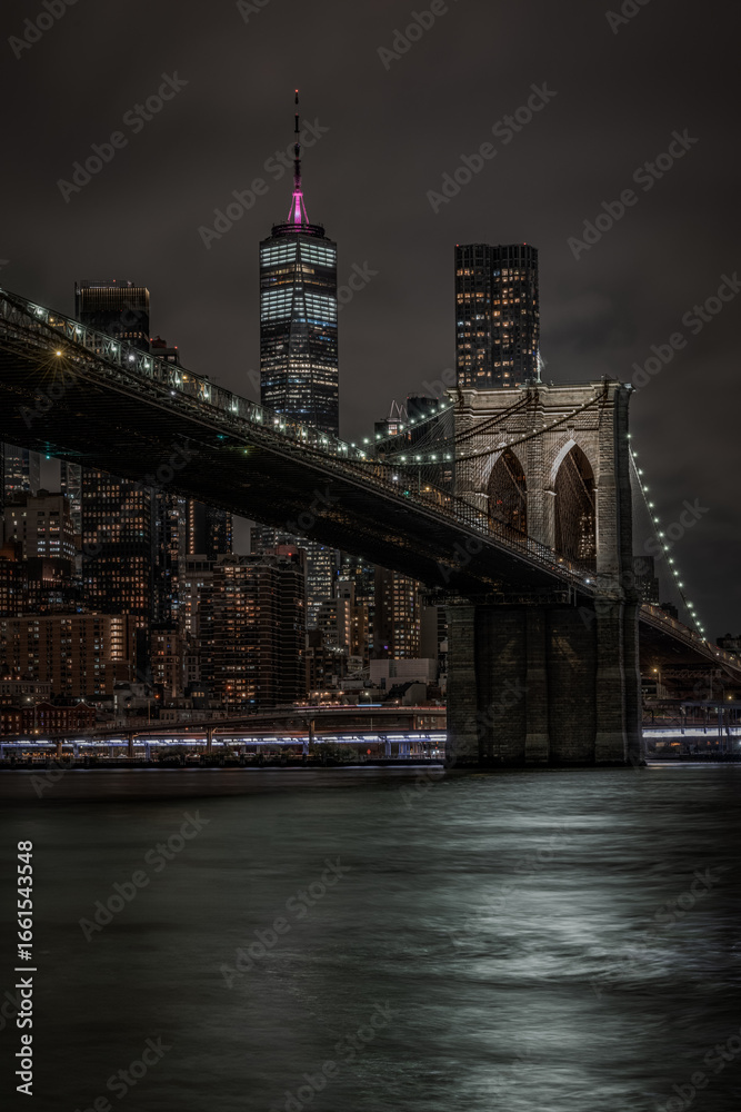Fototapeta premium Illuminated Brooklyn Bridge and Manhattan Skyline with One World Trade Center at Night