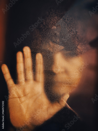 persona detras del cristal fotografia artistica cinematica