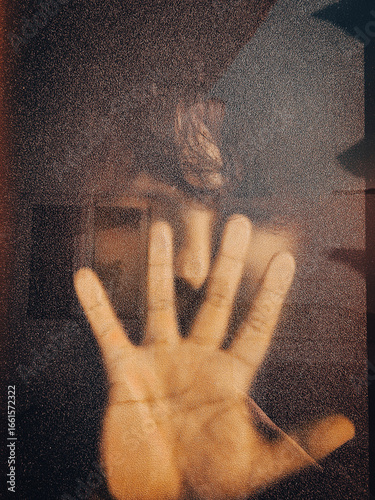 persona detras del cristal fotografia artistica cinematica