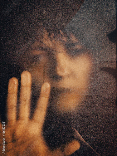 persona detras del cristal fotografia artistica cinematica