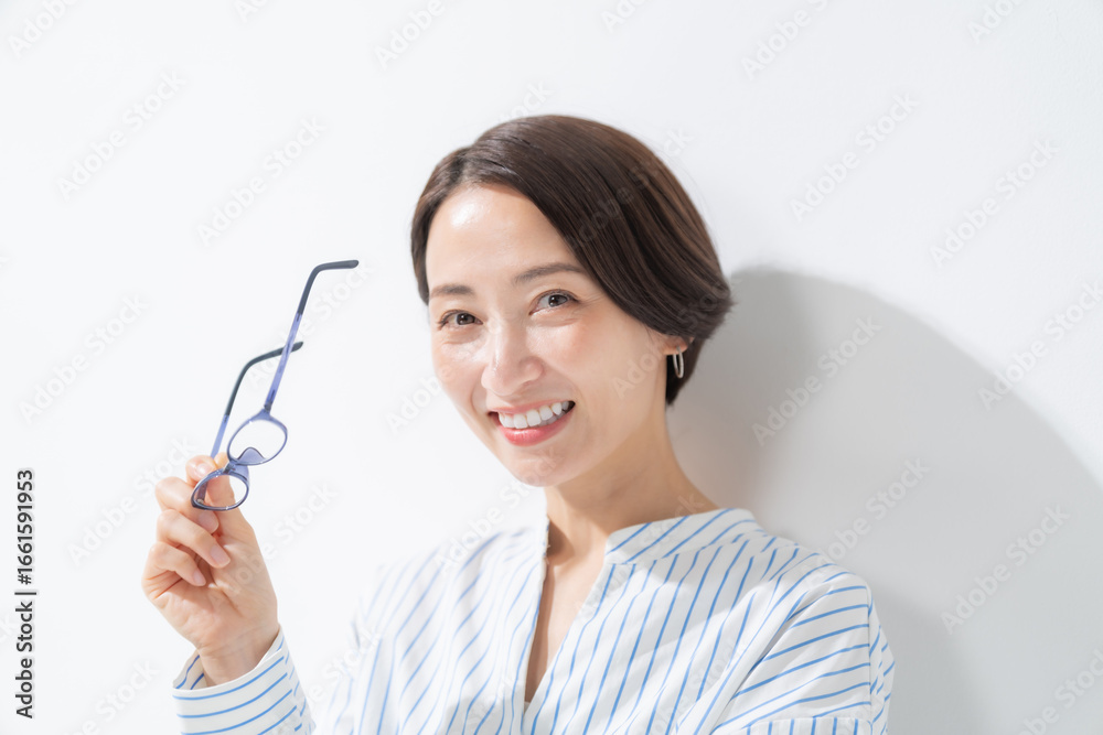 眼鏡を持った女性 眼鏡を持った女性