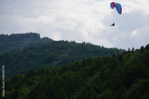 Fototapeta Naklejka Na Ścianę i Meble -  Paralotniarstwo w Beskidzie Żywieckim
