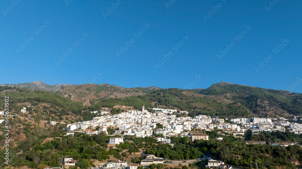 Fototapeta premium Vista aérea del municipio de Casarabonela en la provincia de Málaga, Andalucía