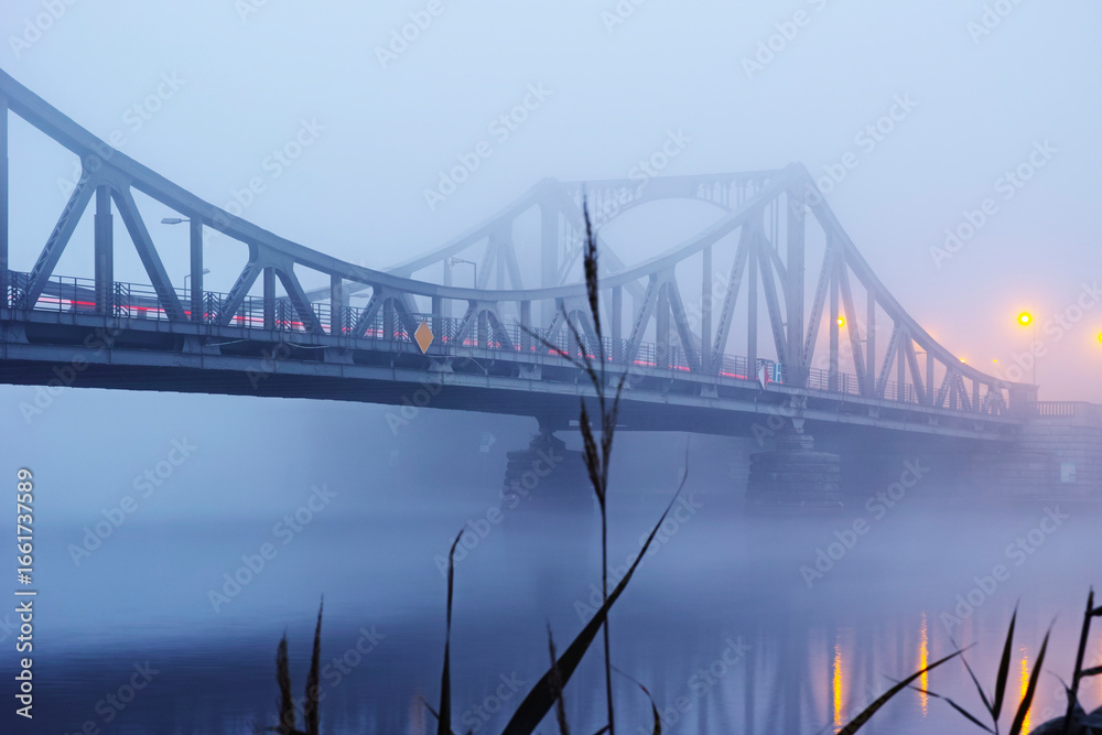 Naklejka premium Glienicker Brücke im Morgengrauen mit Frühnebel auf der Havel