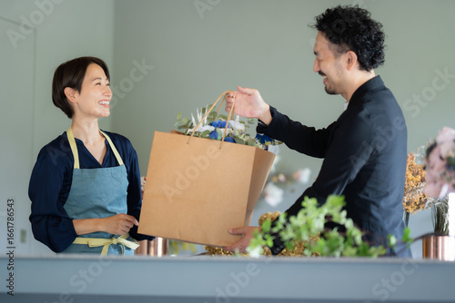 フラワーショップで花を買う男性客