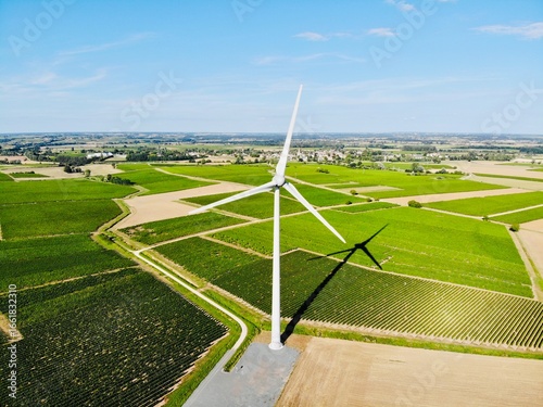 Éolienne vue par drone dans un paysage viticole