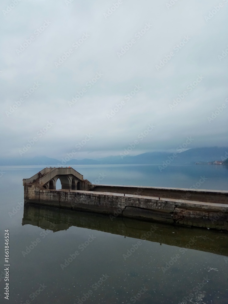 Obraz premium Water and sky merge into one，estuary