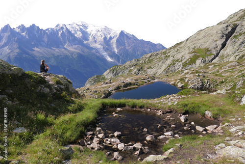 Silhouette d'une femme en méditation en haute montagne, devant le mont Blanc sans ciel
