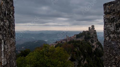 Foto landscape from the historic walls of san marino old town