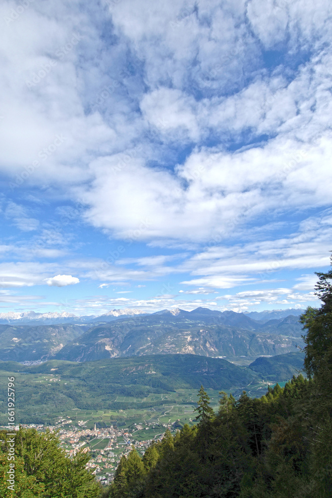 Naklejka premium Landschaft, Mendelpass, Kaltern, Südtirol
