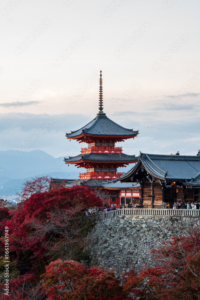 Obraz premium Red pagoda tower at Kyoto’s historic Kiyomizu-dera