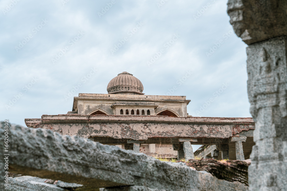 Fototapeta premium A large building with a dome on top