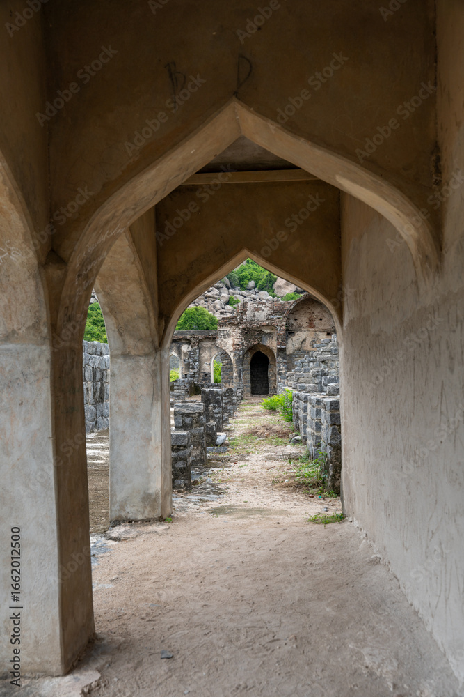 Naklejka premium A narrow hallway with arched openings