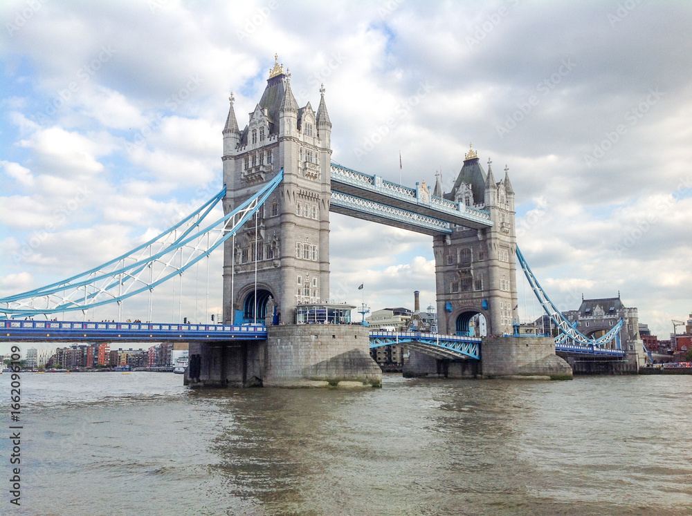 Fototapeta premium A cityscape view of the city of London with Tower Bridge over the river Thames.