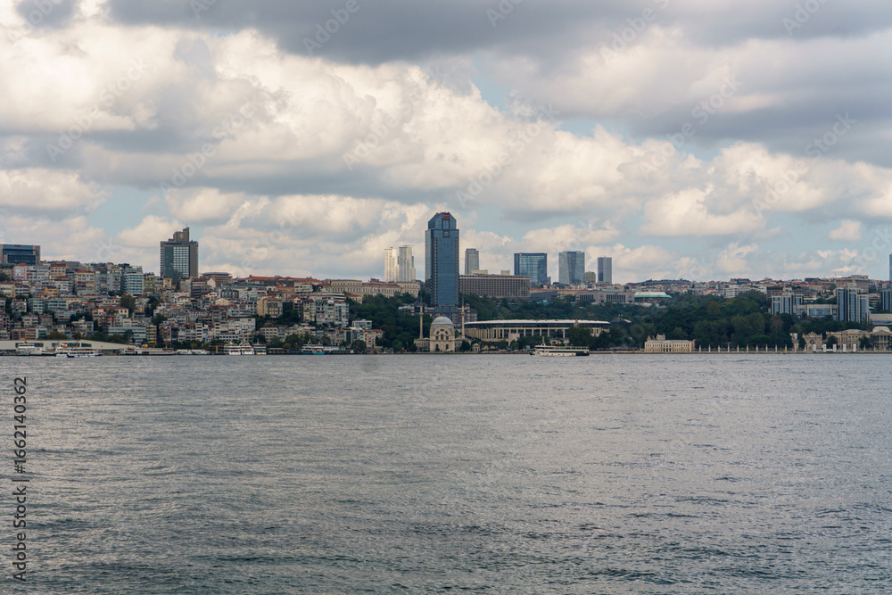 Fototapeta premium Панорама набережной Ортакёй в Стамбуле с контрастом архитектур