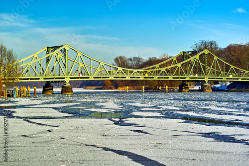 Glienicker Brücke im Winter mit Schnee und Eis auf der Havel
