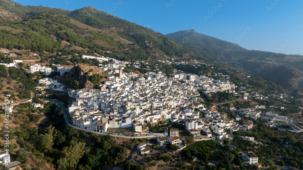 Naklejka premium Vista aérea del municipio de Casarabonela en la provincia de Málaga, Andalucía