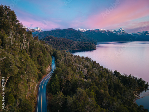 Foto Ruta a Chile desde Villa La Angostura, al amanecer con el lago espejo a su derec