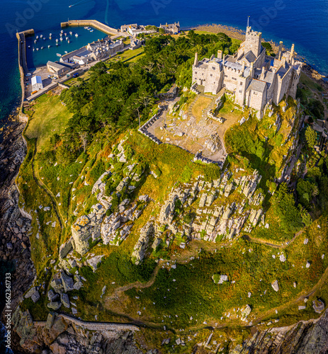 Tableau sur toile Aerial view of St Michael’s Mount island with harbor, boats, and castle