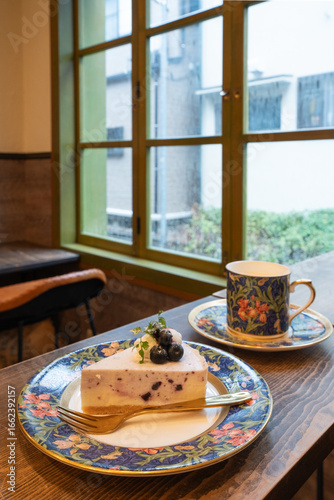 雨の日のカフェの窓辺　ブルーベリーのレアチーズケーキでティータイム