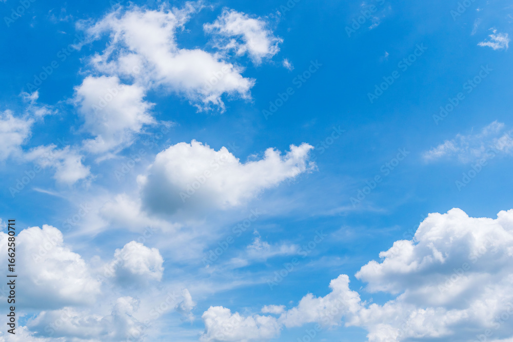 Fototapeta premium 夏の青空と日差しに輝く夏の雲187