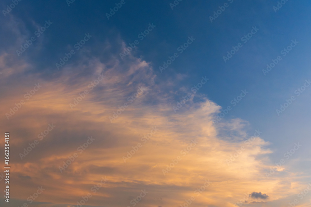 Obraz premium 夏の空 夕暮れの時の空と雲194