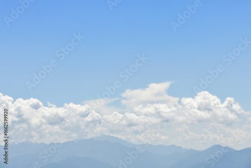 北八ヶ岳と青空