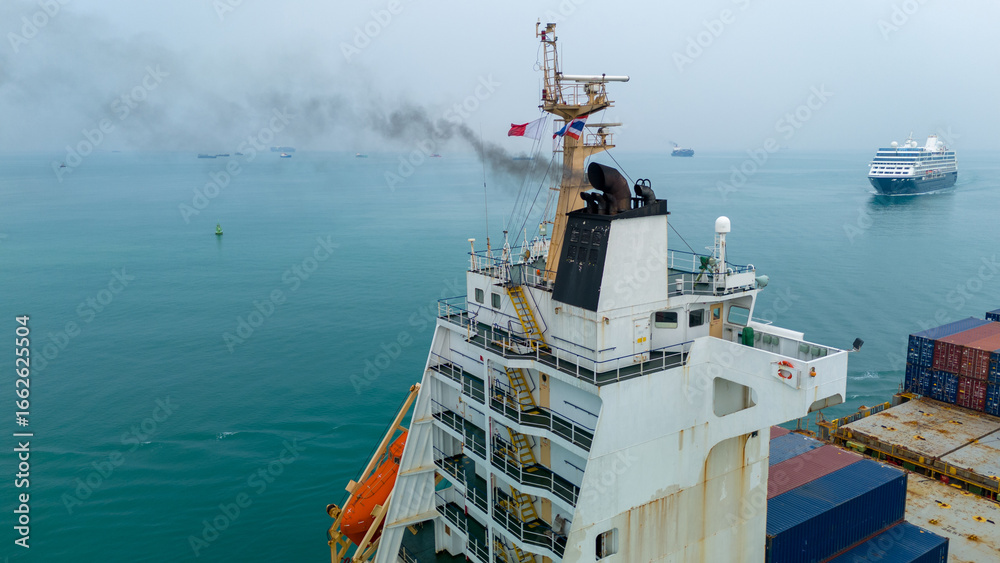 Φωτογραφία Smoke exhaust gas emissions carbondioxide from cargo lagre ship container ship,Marine diesel engine exhaust gas from combustion, Gas Emission Air Pollution from transportation