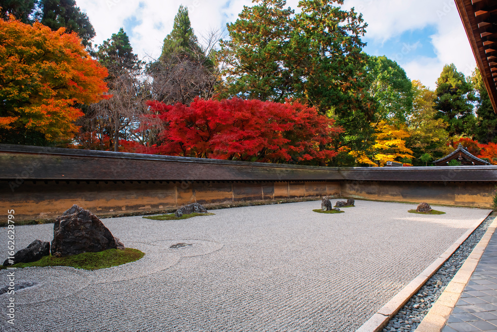 Φωτογραφία Rock garden and autumn maple leaf colors at Ryoan-ji temple, Kyoto