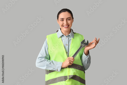 Young female construction w...