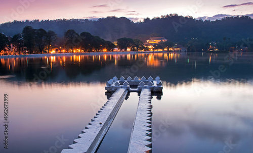Obraz na plátně Kandy Lake and the Temple of the Sacred Tooth Relic (Sri Dalada Maligawa) at Sun